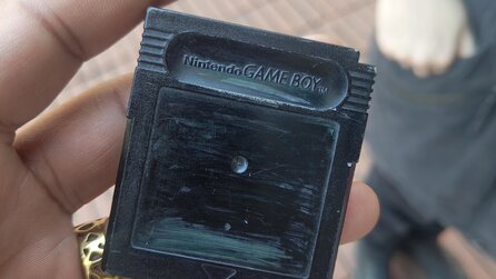 Game Boy-Spieler bekommt mysteriöse schwarze Cartridge in Spieleladen geschenkt und alle fragen sich: Was könnte da nur drauf sein?