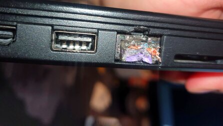 Ich brauche Hilfe: Unglücksrabe bekommt LAN-Kabel nicht mehr aus seinem Laptop, verzweifelt komplett und schneidet es einfach ab