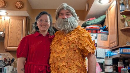 Zwei Stardew Valley-Fans verkleiden sich für einen Besuch der Konzert-Tour, aber unterwegs geht der Autobatterie der Saft aus und sie schaffens fast nicht mehr hin