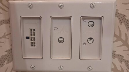 Kann ich da meine Grafikkarte anschließen? Tech-Fan entdeckt seltsame Steckdose an der Wand, die auch wir noch nie gesehen haben - das steckt dahinter