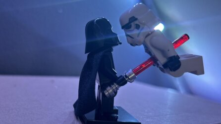 LEGO-Fan möchte eine Star Wars-Szene realistisch nachstellen und macht deshalb mit einer Lupe ein Loch in eine Minifigur