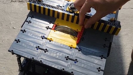 LEGO mit LEGO schneiden - Bastler baut Tischkreissäge aus Bausteinen und die funktioniert tatsächlich