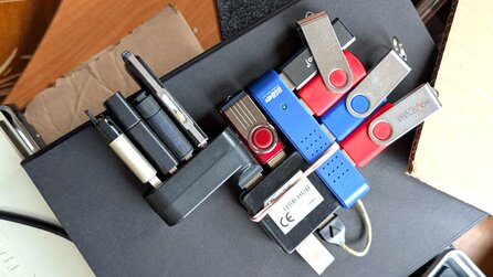 Einzelne SSD würde wahrscheinlich weniger kosten: Vater nutzt 10 USB-Sticks an drei Hubs als seine persönliche Speicherlösung