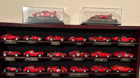 Vater und Sohn sammeln jedes rote Ferrari-Modell von Hot Wheels - nach neun Jahren ist ihre Sammlung endlich komplett