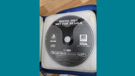 PlayStation-Fan findet altes PS1-Spiel aus der Kindheit wieder und traut seinen Augen kaum: Es stammt aus Videothek und er hat es wohl geklaut