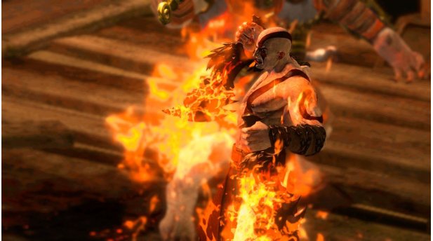 God of War: AscensionKratos lädt seine Chaosklingen mit göttlicher Energie auf, um ein Feuerinferno zu entfesseln.