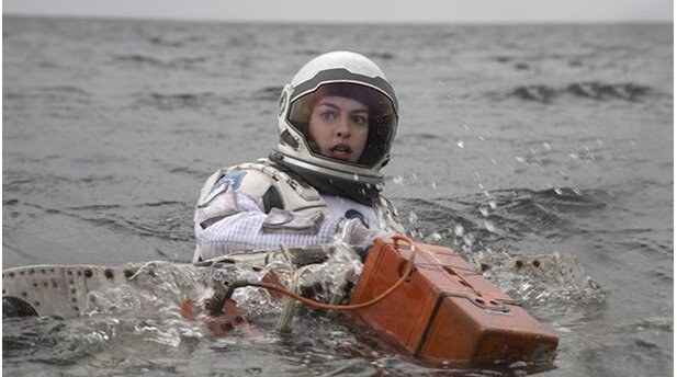 InterstellarAmelia Brand (Anne Hathaway) versucht den Flugschreiber eines Erforschungsraumschiffs zu bergen um an wichtige Informationen zu gelangen.