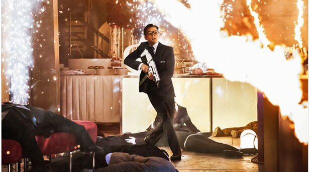 Kingsman: The Secret ServiceWer ein echter Kingsman sein will, muss sich auch entsprechend kleiden. Inklusiver hässlicher, aber durchaus praktischer Brille.