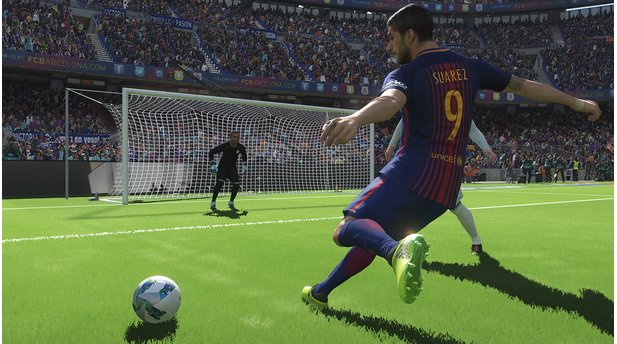 Pro Evolution Soccer 2018Luis Suárez zieht ab. Die Animationen sind in diesem Jahr noch besser gelungen.