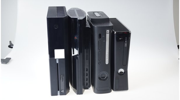 Größenvergleich der Konsolen. Von links nach rechts: Xbox One, PS3, Xbox 360 und Xbox 360 Slim. Der weiße Aufkleber auf unserer Debug-Konsole fehlt natürlich bei der Retail Xbox. Auf ihm ist ein weg-retouchierter QR-Code.