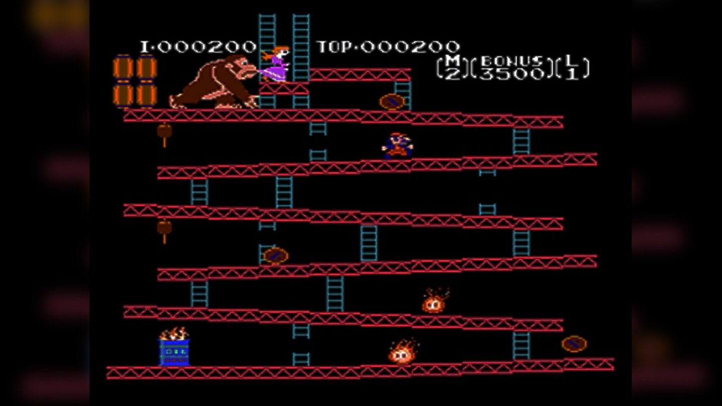 Donkey Kong (Arcade, 1981)
1981 erschien Donkey Kong als Spielhallen-Automat in Japan und den USA. Darin hatte der namensgebende Gorilla Donkey Kong die Freundin Pauline des Jumpman entführt. Jumpman sollte in späteren Nintendo-Titeln unter den Namen Mario wieder auftauchen. Jumpman muss in verschiedenen Levels ein Gerüst erklettern, auf dem Donkey Kong mit Fässern nach ihm wirft, denen es auszuweichen gilt.
Damalige Besonderheit des Arcade-Automaten war die Sprungtaste, die den Jumpman über Hindernisse springen und Donkey Kong das Jump&Run-Genre erfinden lies.
Donkey Kong war mit etwa 100.000 verkauften Automaten ein finanzieller Erfolg und rettete als erster internationaler Hit Nintendos amerikanische Niederlassung vor dem Bankrott. Zudem war es das erste Spiel des noch unbekannten Nintendo-Mitarbeiters Shigeru Miyamoto, dessen spätere Werke Super Mario Bros. und Legend of Zelda ihm und Nintendo Weltruhm bescheren sollten.
Eine europäische Version erschien nie, Donkey Kong wurde in Deutschland 1986 nur als NES-Portierung veröffentlicht.
