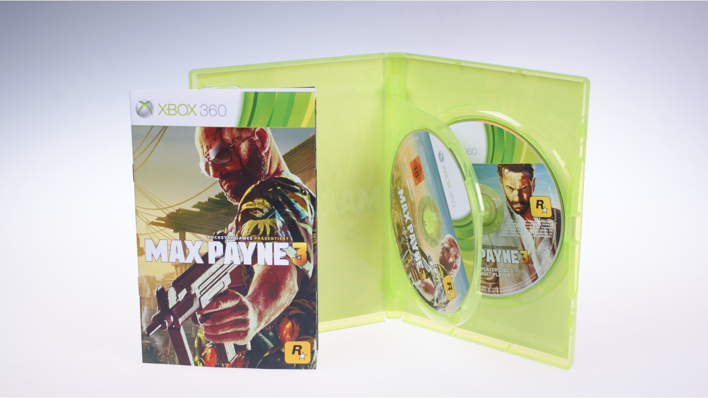 Max Payne 3 - Die Special Edition ausgepacktDie Xbox-Fassung kommt auf zwei DVDs, PC-Spieler müssen mit ganzen vier Datenträgern rechnen. Das Handbuch umfasst immerhin 21 Seiten, ist komplett farbig gedruckt und bietet die Standard-Kost: Eine kurze Einführung in die Handlung, Steuerungs-Übersicht und Erklärungen der einzelnen Menü-Punkte.