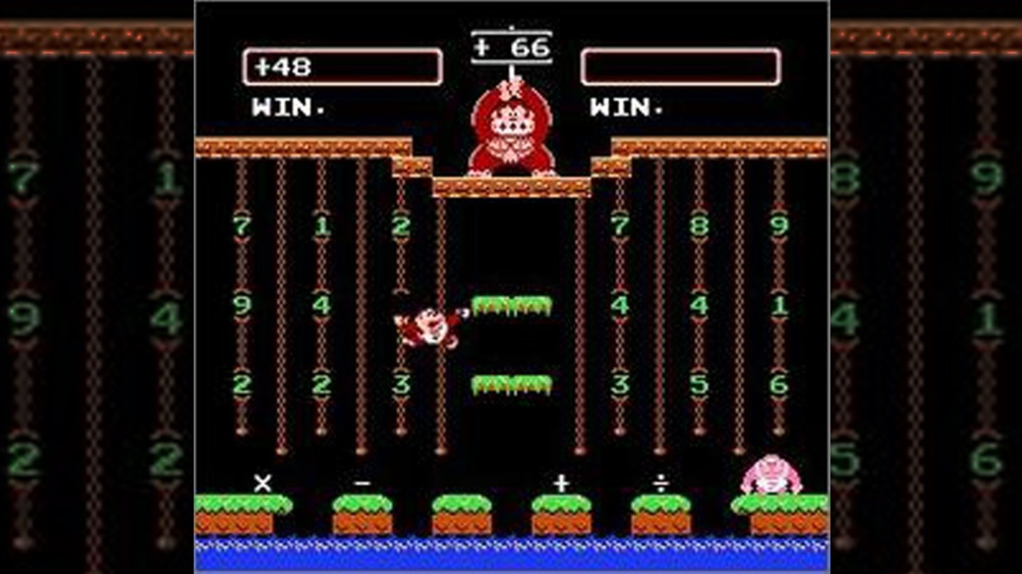 Donkey Kong Jr. Math (Arcade, 1983)
Mit Donkey Kong Jr. Math erschien das erste Donkey-Kong-Spiel auf dem Nintendo Entertainment System (NES). In Einzel- und Zwei-Spieler-Multiplayer-Modus müssen dabei mathematische Rätsel gelöst werden, indem Spieler Zahlen und Vorzeichen in Platformer-Manier aufsammeln und damit die von Donkey Kong gestellten Aufgaben beantworten.
Eine europäische Version stand erst drei Jahre später mit der Veröffentlichung des NES in Deutschland in den Läden.