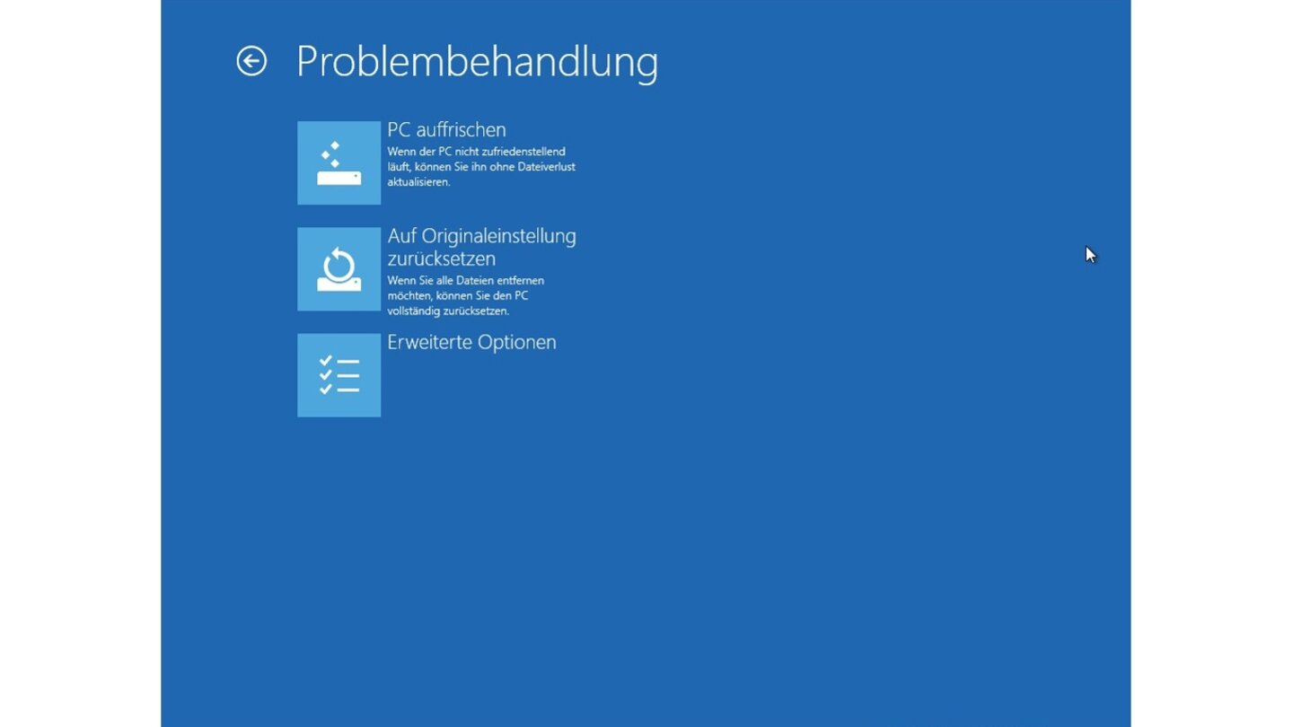 Unter der »Problembehandlung« sind drei Aktionen möglich: Bei »PC auffrischen« setzen Sie den PC auf die Standardeinstellungen zurück und entfernen Apps, die nicht aus dem Windows Store stammen. Die persönlichen Dateien bleiben davon unberührt. »Auf Originaleinstellungen zurücksetzen« löscht aber alle persönlichen Daten – Vorsicht! Hinter den »Erweiterten Optionen« befinden sich die Systemwiederherstellung, die Reparaturfunktion und die Eingabeaufforderung.