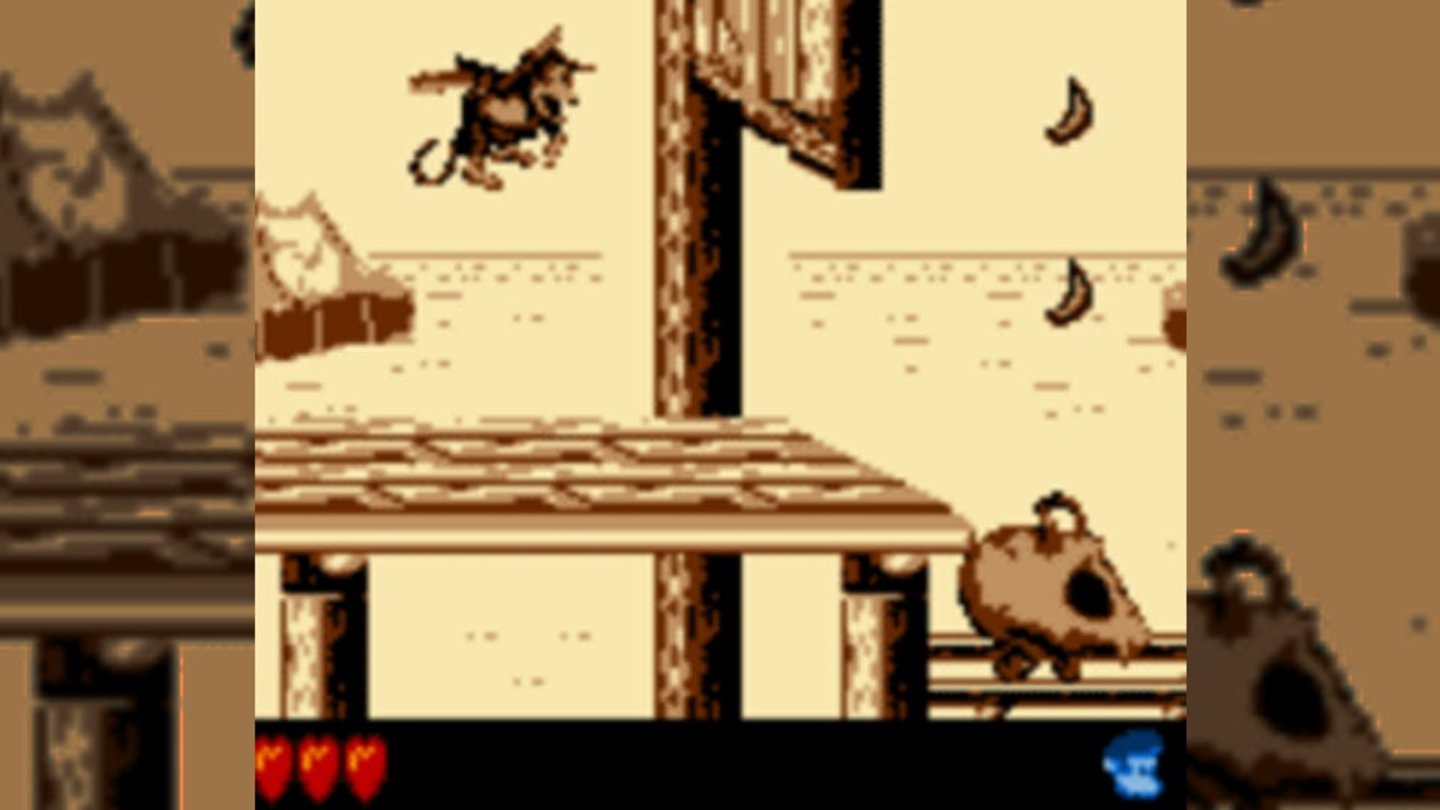 Donkey Kong Land 2 (Game Boy, 1996)
Donkey Kong Land 2 ist annäherend Inhaltsgleich zu Donkey Kong Country 2: Diddy‘s Kong Quest, durch die grafische Limitierung sind dafür aber alle Levels neu gestaltet worden. Zudem wurde der Name zweier Themenwelten verändert, aus Castle Crush wurde so Dungeon Danger und die Haunted Hall wurde in Krazy Koaster umbenannt.