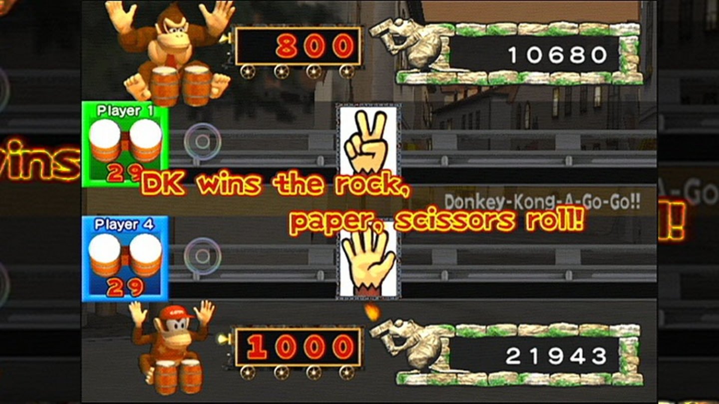 Donkey Konga 2 (GameCube, 2005)
Mehr Lieder, mehr Charaktere, bessere Grafik: So lässt sich Donkey Konga 2 zusammenfassen. Das Spielprinzip bleibt dem Vorgänger treu, noch immer muss auf Bongos im Rhythmus zum gewählten Lied getrommelt werden.