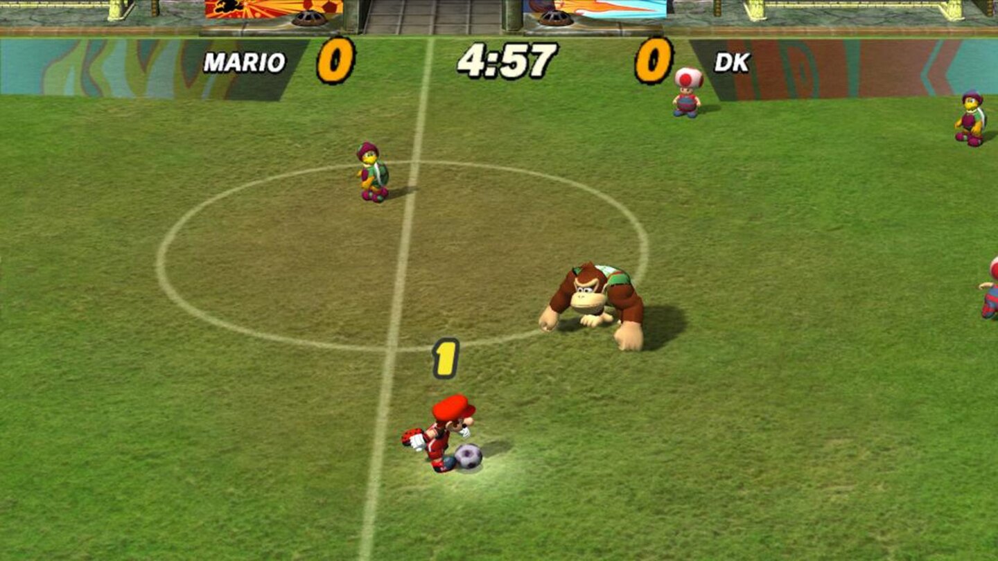 Super Mario Strikers (2005)Auch Fußball hält Einzug in die Sportserie, wenn auch mit einigen Anpassungen. So gibt es weder Schiedsrichter noch Regeln, dafür aber Power-Ups und Spezialangriffe, die gleich als Doppeltor gelten, wenn der Ball trifft. Mit Mario Strikers Charged gab es 2007 noch eine Fortsetzung für die Wii.