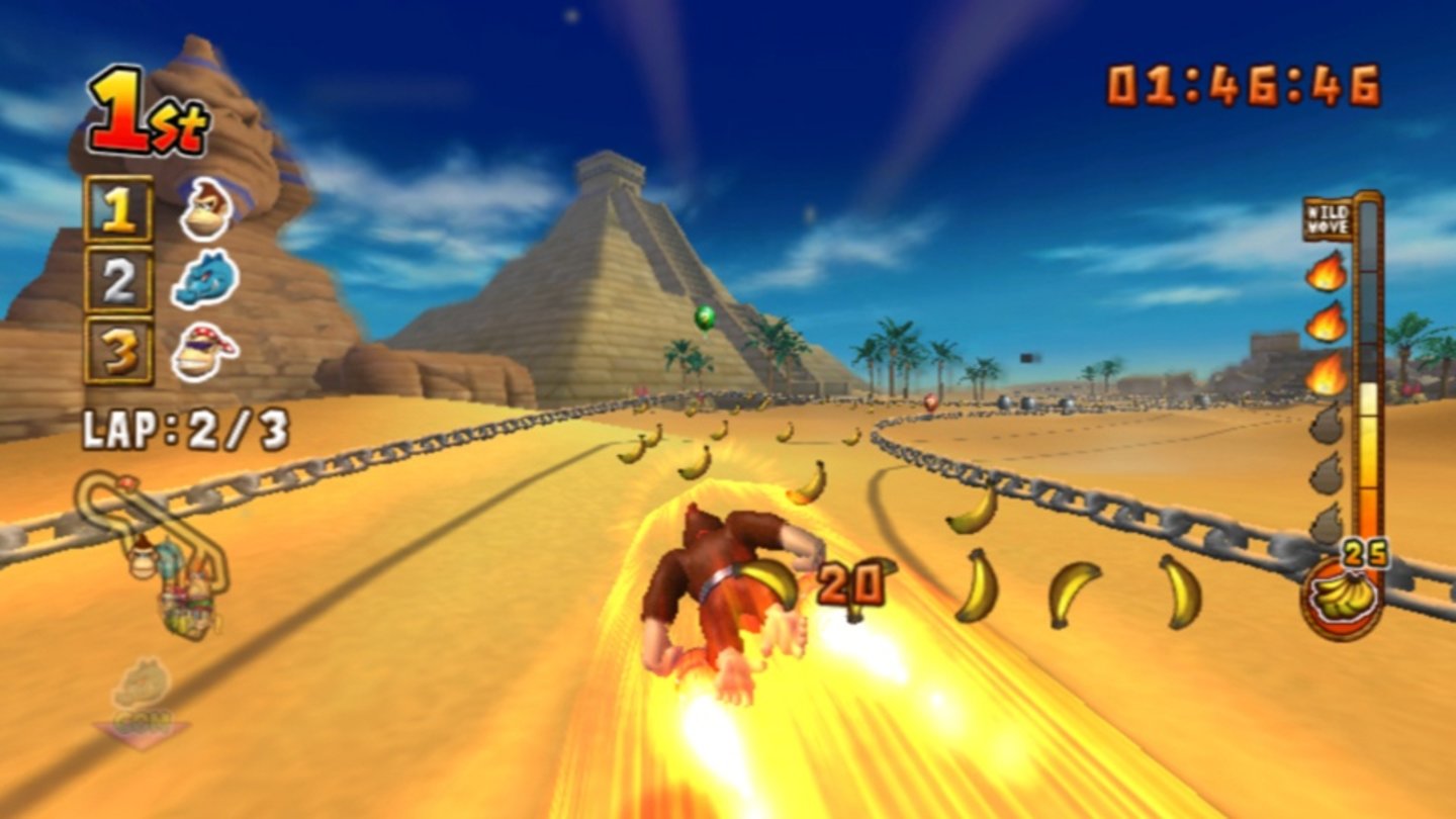 Donkey Kong Jet Race (Wii, 2008)
Jet Race ist ein weiteres Rennspiel im Donkey-Kong-Universum, das mit der Wii Remote und Nunchuck gesteuert wird. Statt einer Story folgt man einem Grand Prix zu allen Strecken im Spiel, ähnlich wie bei Mario Kart.
Da der Titel eigentlich für den GameCube entwickelt wurde und mit den Donkey Kong Bongos gesteuert werden sollte, waren Grafik und Steuerung auf Niveau der letzten Konsolen-Generation, was für viel Kritik sorgte.