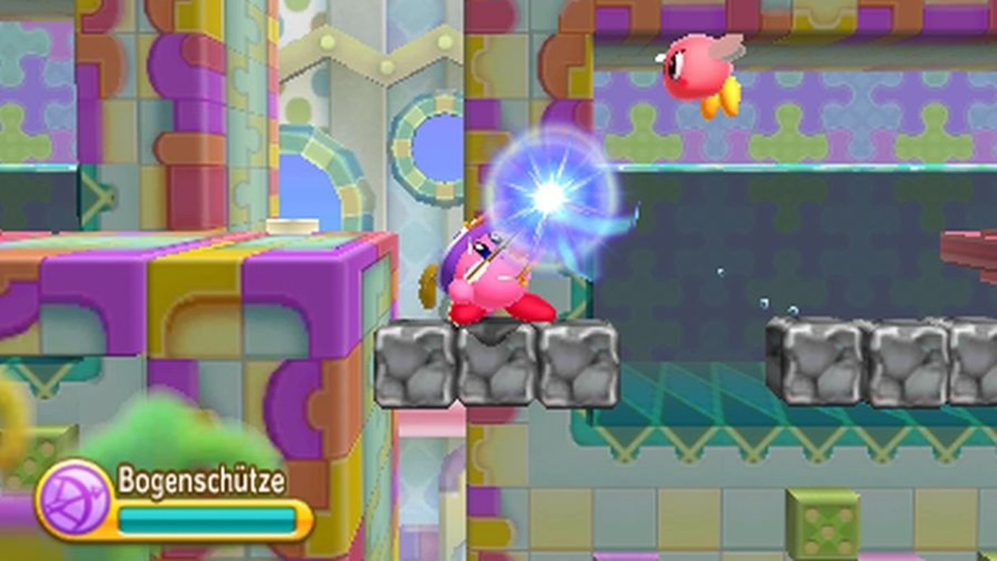 Kirby: Triple Deluxe (Nintendo 3DS, 2014)Im April 2014 erschien der dreizehnte Plattformer der Kirby-Reihe. Eines Nachts als Kirby und das restliche Dream Land schliefen, wuchsen riesige Bohnenstöcke unter dem Haus des pinken Helden und auch unter dem Schloss von König Nickerchen. Hinter dem ganzen steckt der Bösewicht Taranza, der den König gefangen hält. Natürlich macht sich Kirby auf den Weg um seinem Freund zu helfen.
Spieltechnisch besinnt sich Kirby in seinem neuesten Abenteuer auf seine Plattformer-Wurzeln mit ein paar neuen Mechanismen – besonders die Hypernova-Kraft ist neu. Damit kann Kirby seine Saugkraft extrem verstärken und kann sogar große Gegenstände wie Baumstämme einsaugen. Ansonsten springt, prügelt und schwebt er durch die 2,5D-Landschaft um König Nickerchen zu retten.
Zum eigentlichen Kirby-Abenteuer hat HAL zwei Mini-Spiel hinzugefügt: »Kirby Fighters«, ein »Super Smash Bros.« ähnliches Kampfspiel, bei dem Charaktere aus dem Kirby-Universum gegeneinader antreten und »Dedede’s Drum Dash«, ein Rhythmus-Spiel mit König Nickerchen.