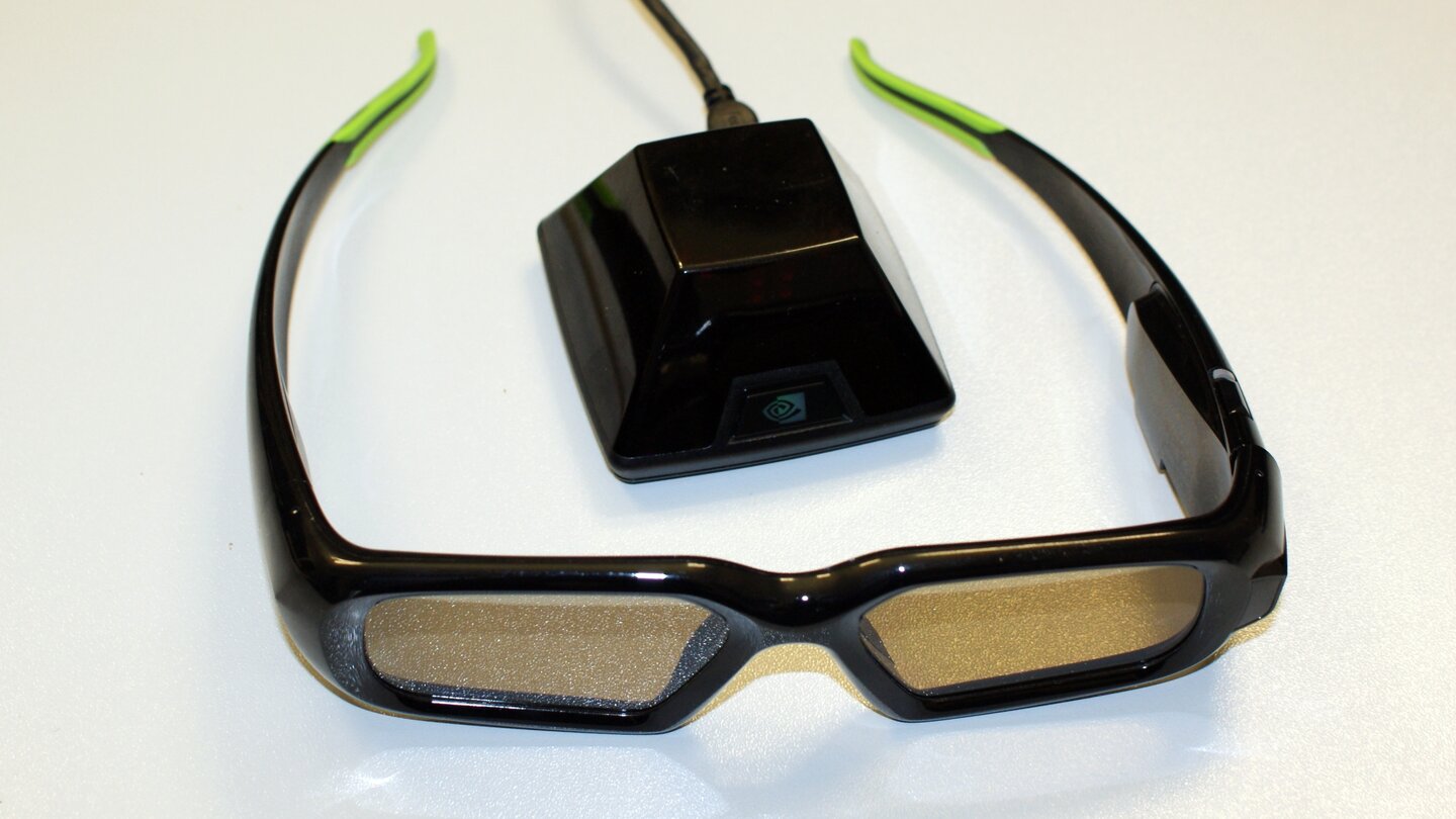 Die erste Version des 3D Vision Kits war besonders für Brillenträger und Nutzer von Kopfhörern vergleichsweise schnell unangenehm.