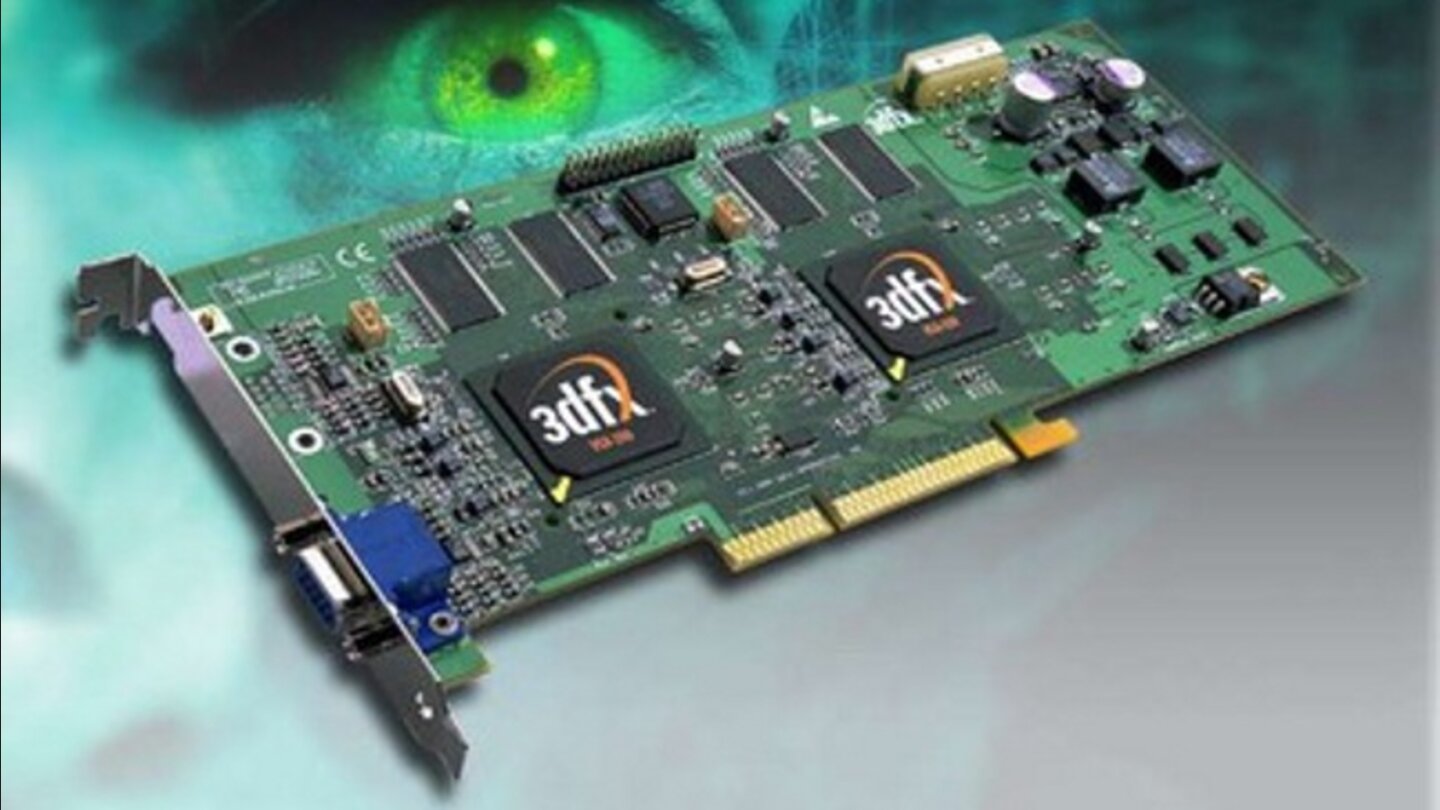 3Dfx Voodoo 4 + 5 (2000)Unter dem martialischen Codenamen »Napalm« arbeitet 3Dfx am Nachfolger der Voodoo 3. Nur durch die Kopplung von zwei Grafikchips auf einer Platine kann die Voodoo 5 5500 bei der Geforce 2 GTS einigermaßen mithalten. Die kleinere Voodoo 4 4500 mit nur einem VSA-100-Chip hat einen noch schwereren Stand.