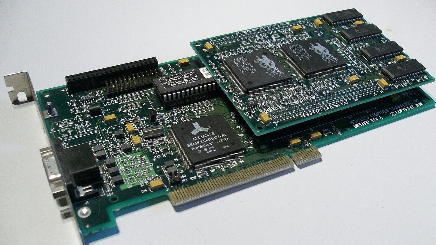 3Dfx Voodoo (1996)Ross Smith, Gary Tarolli und Scott Sellers gründen 3Dfx 1994. 1996 erscheint der erste Voodoo-Chip für den Einsatz in Arcade-Automaten. Mit dem Preissturz von damals aktuellem EDO-RAM steigt 3Dfx in den Markt für PC-Grafikkarten ein. Damit die Platinen nicht zu lang wurden, entwickelten einige Hersteller Karten, die wie heute mehrere Steckplätze blockierten (im Bild die Hercules Stingray 128-3D mit Voodoo-1-Chip)