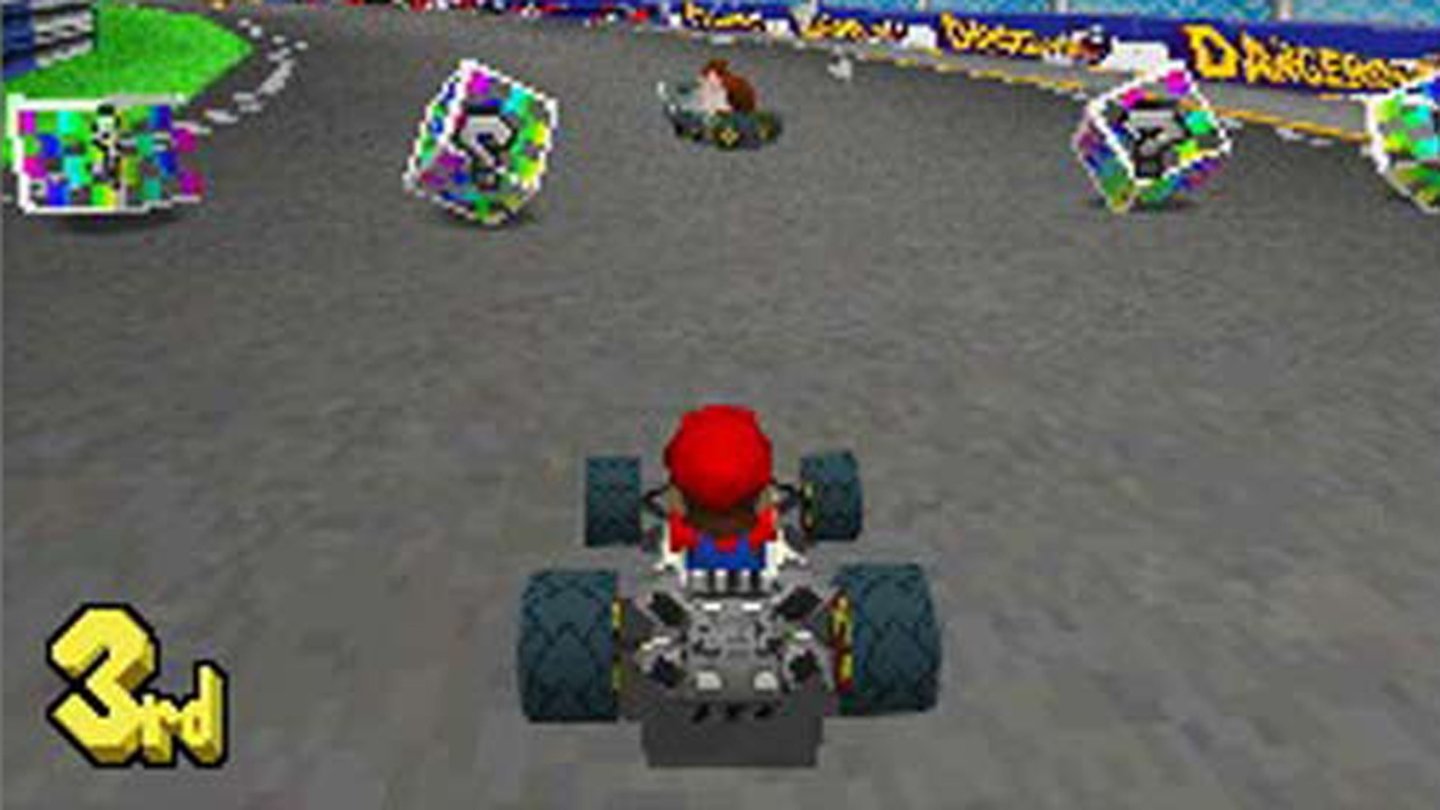 Mario Kart DS (Nintendo DS, 2005)Mario Kart DS war das zweite Handheld-Spiel der Kart-Reihe und gilt bis heute als Must-Have für Mario-Kart-Fans, was sich auch in den positiven Reviews wiederspiegelt.
Das DS-Spiel war über den Online-Service von Nintendo spielbar, was den Multiplayer weiter ausbaute. Allerdings sank die Anzahl der spielbaren Charaktere auf 12, die jeweils drei Karts zur Verfügung hatten.
Auf dem zweiten Bildschirm des DS konnten die Spieler entweder die Streckenkarte sehen oder ihr Kart aus der Vogel-Perspektive bewundern.