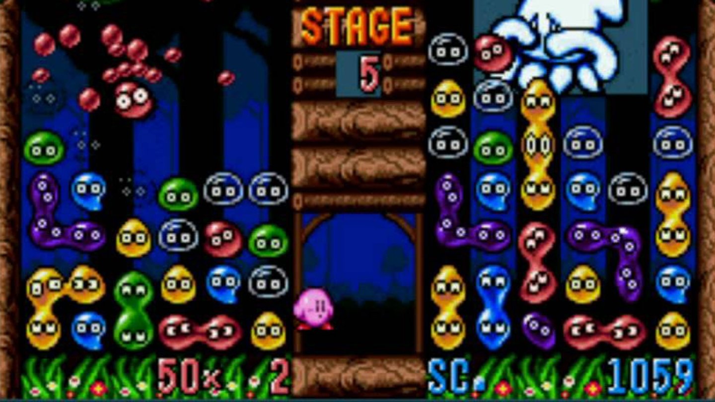 Kirby’s Ghost Trap (Super Nintendo, 1995)Auf dem Super Nintendo kehrt die Kirby-Reihe auch in ihrem zweiten Ableger nicht zu ihren Plattformer-Wurzeln zurück. Anstatt dessen bietet HAL ein Puzzle-Spiel, das an die »Puyo-Puyo«-Spiele angelehnt ist, in denen Spieler gleichfarbige Blobs zusammenführen müssen. Verbindet man vier oder mehr gleichfarbige Blobs, verschwinden diese.
Der pinke Nimmersatt tritt wie in den bisherigen Kirby-Spielen gegen die Bösewichte aus dem Dream Land an, die natürlich wieder von König Nickerchen angeführt werden. Dabei ist Kirbys Ziel den Ghost Trap Cup zu gewinnen.
