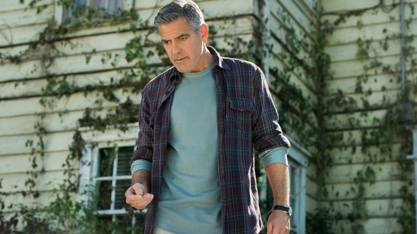 A World BeyondFrank (George Clooney) fragt sich, wie Casey (Britt Robertson) an einen der begehrten Pins gekommen ist