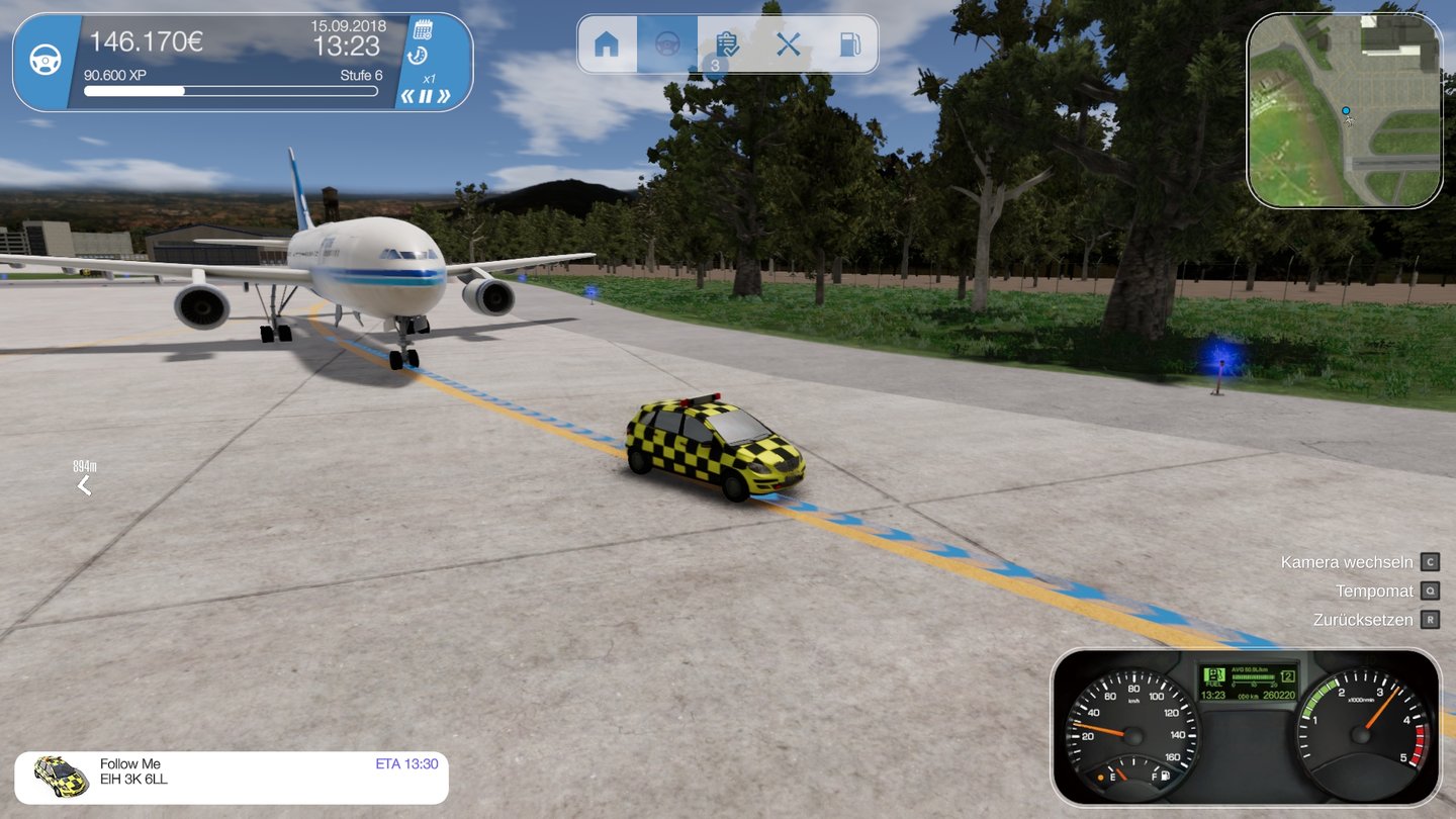 Airport Simulator 2019Follow-me-Cars sollen Flugzeuge zur Startbahn oder zum Flugsteig lotsen. Der Pilot hier folgt bis zur ersten Kurve und hustet uns dann was.