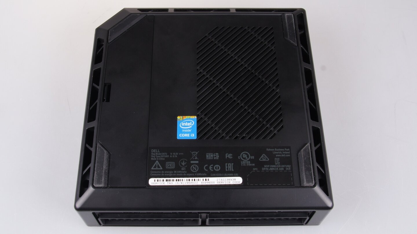 Auf der Unterseite der Alienware Alpha befinden sich vier Schrauben, die sich mit einem herkömmlichen Schraubenzieher leicht entfernen lassen.