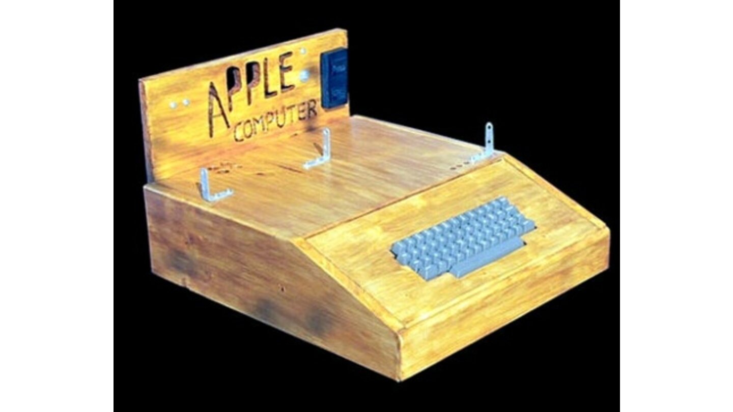 Apple I (1976)Der erste Apple-Rechner wurde noch in einem selbstgebauten Kasten verkauft. Trotz des gewöhnungsbedürftigen Designs fanden sich 200 Abnehmer, die 666,66 US-Dollar zahlten.