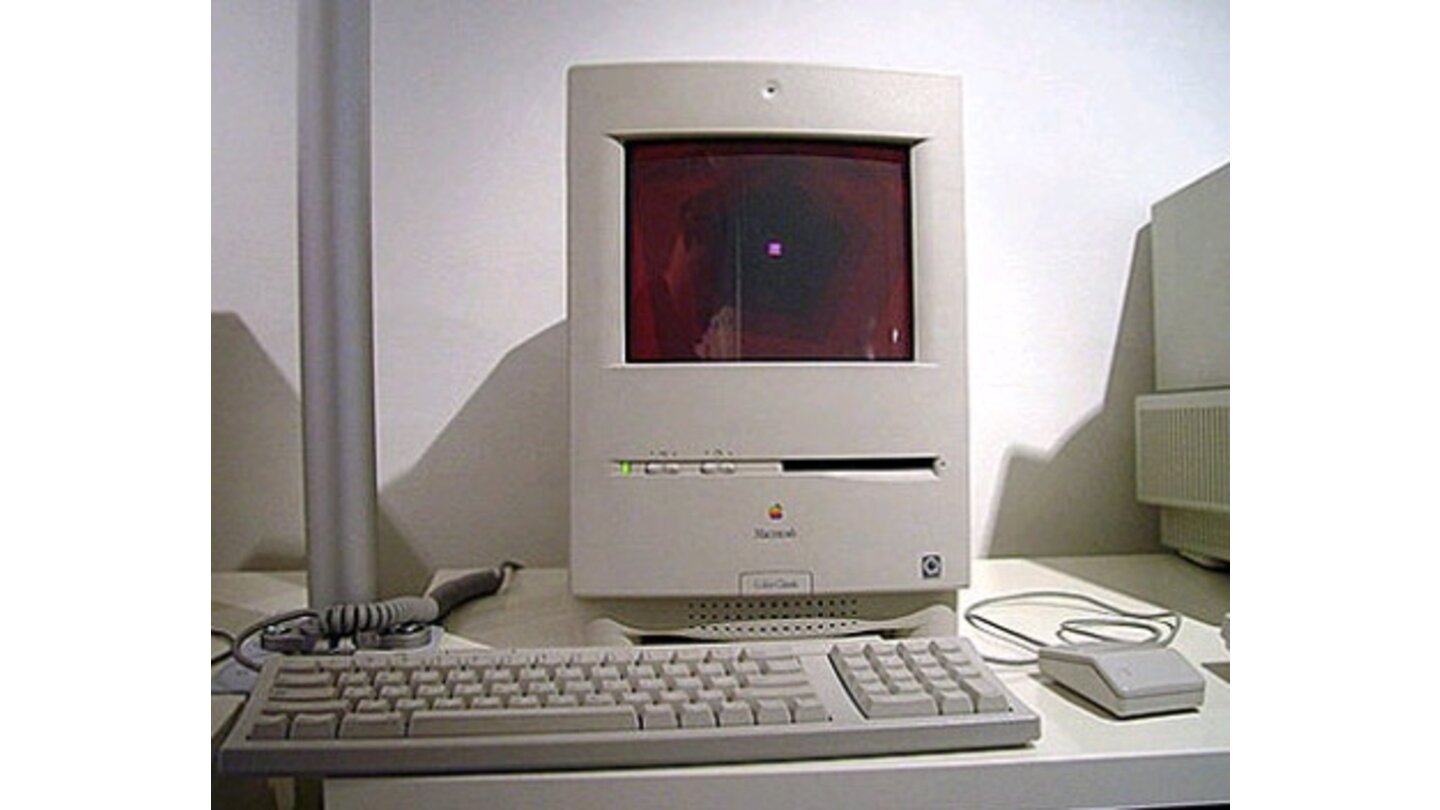 Macintosh Color Classic (1993)Er ist zwar der erste Macintosh mit Farbmonitor, wird aber kein Kassenschlager, weil das Betriebssystem als veraltet und langsam gilt.