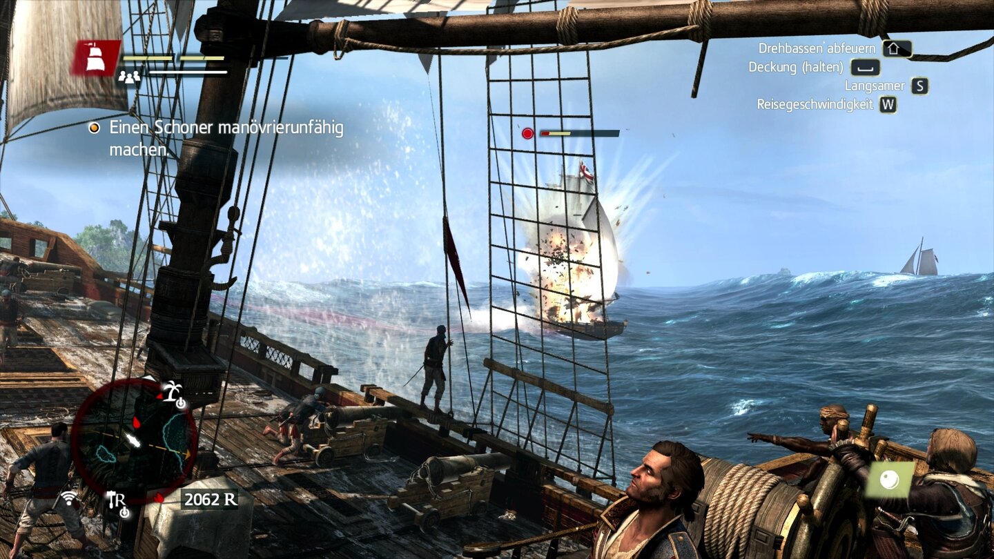 Assassins Creed 4: Black FlagWährend wir einen Schoner auseinander nehmen, schwappt das Meerwasser über unser Deck. Ubisoft hat sichtlich Mühen in den PC-Port gesteckt.