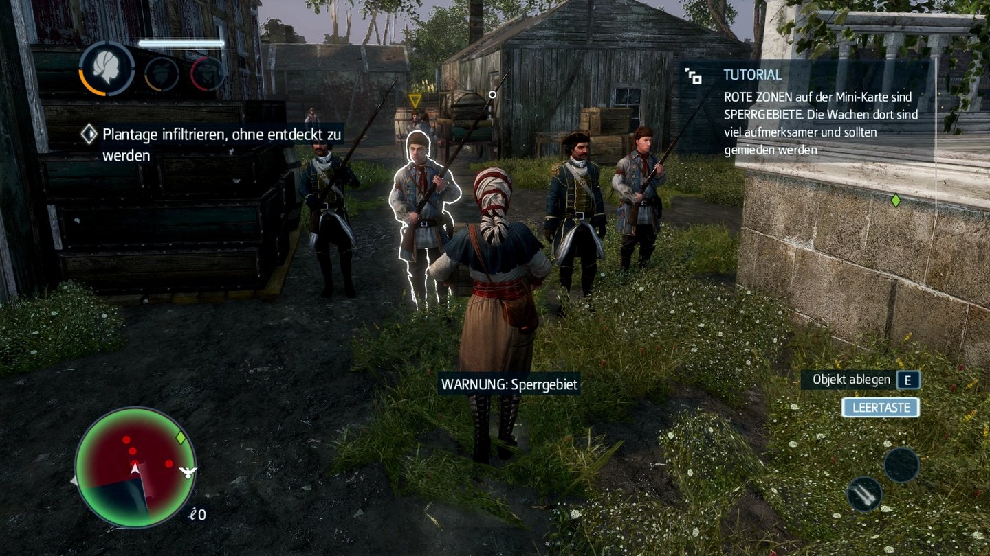 Assassin's Creed: Liberation HDAls Sklavin getarnt können wir uns eine Kiste schnappen und so in eigentlich unzugängliche Bereiche gelangen. Die Wachen halten uns für eine Arbeiterin.