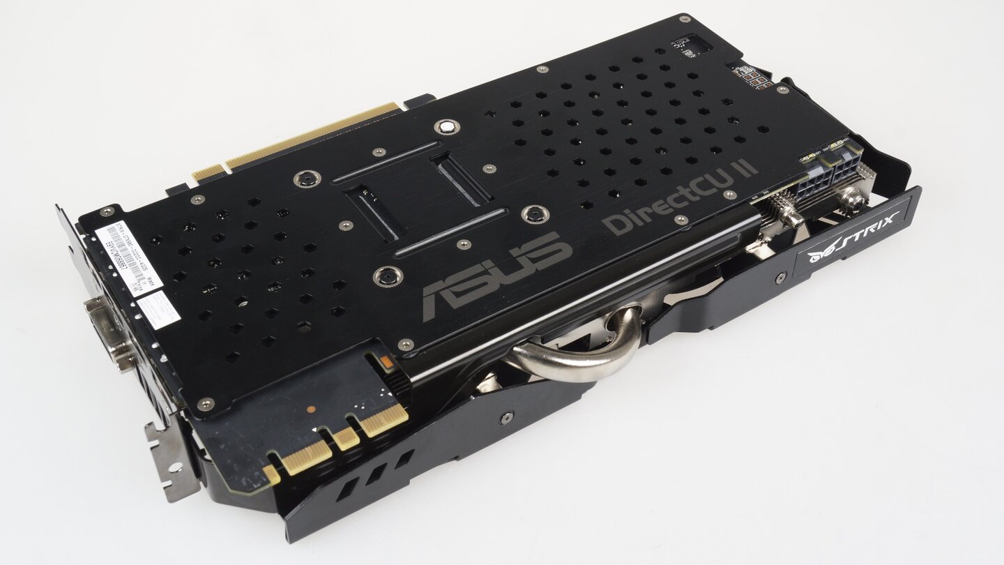 Wie viele Hersteller peppt Asus die Optik der Geforce GTX 980 Strix DC2OC mit einer schwarzen Backplate aus gebürstetem Aluminium auf.