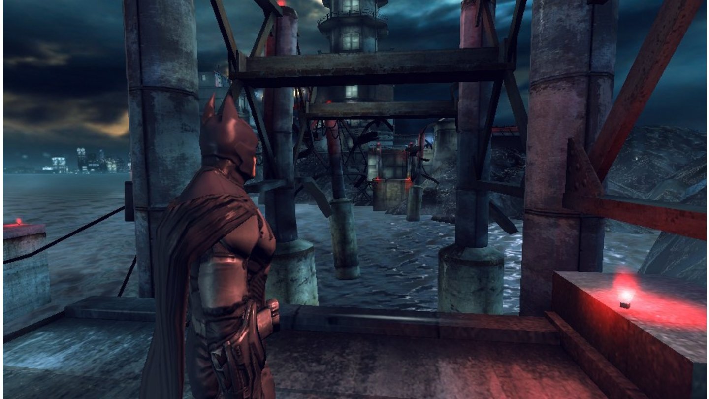 Batman: Arkham Origins BlackgateLautlos erledigt der dunkle Ritter den ersten Gegner aus der Luft. Mit dem Rest muss er sich wohl oder übel im Faustkampf anlegen.