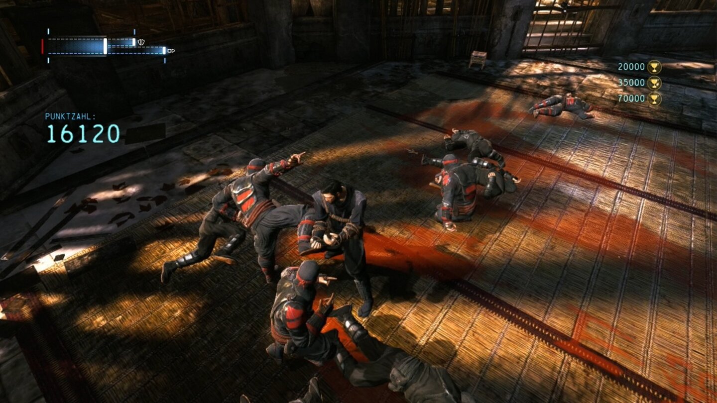 Batman: Arkham Origins - InitiationIm Kampf mit mehreren roten Super-Ninja zeigt das Freeflow-Kampfsystem seine Stärken…