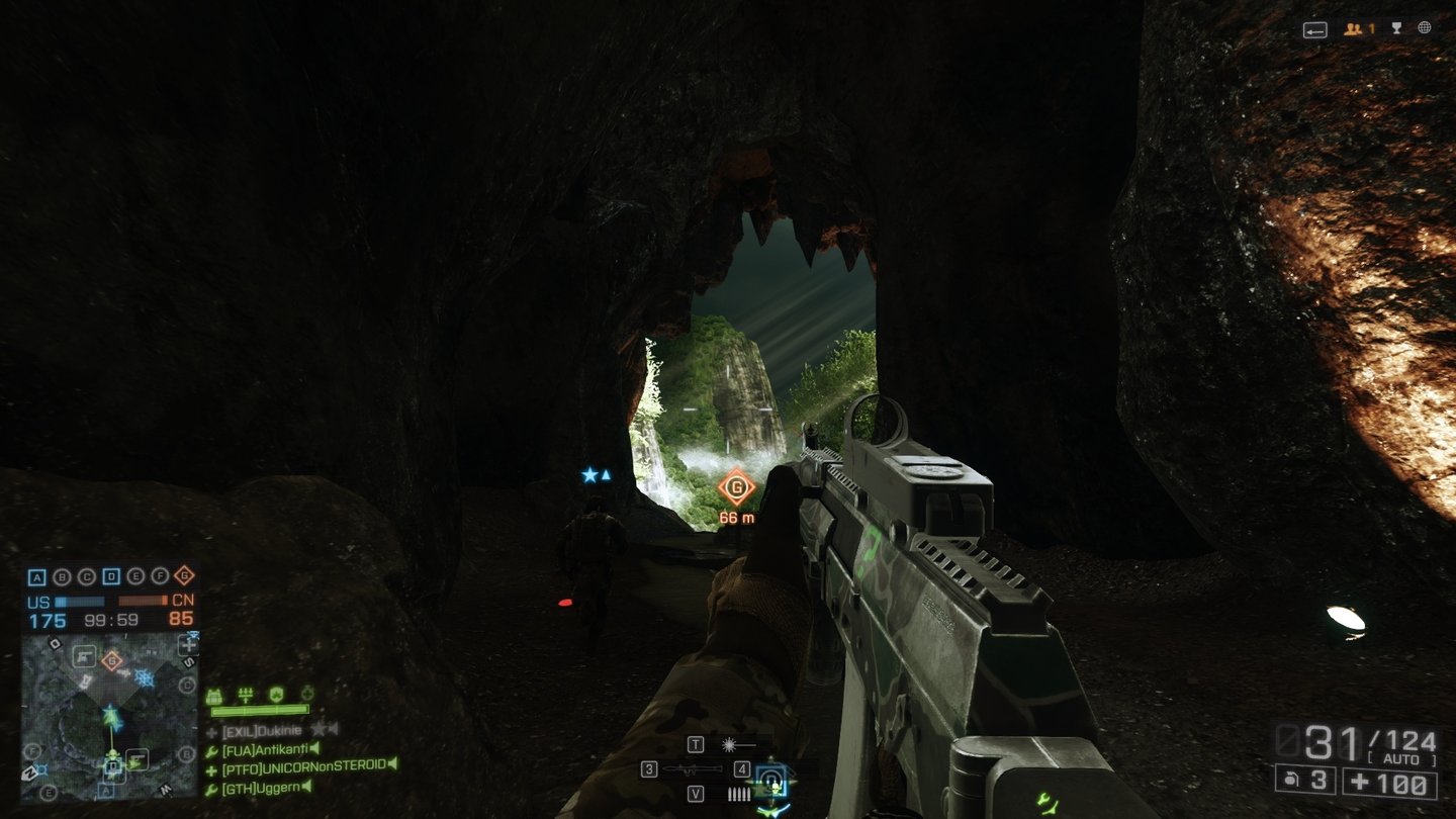 Battlefield 4 - China RisingDamit wir nicht immer mühsam um die Berge herum laufen müssen, gibt es auf Guilin-Gipel auch Tunnel-Systeme, durch die wir schneller zur nächsten Flagge kommen.