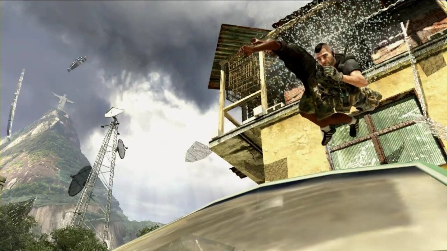 Modern Warfare 2Geschafft! Sanderson hat den Kugelhagel in der Favela überlebt und Rojas in die Enge getrieben. Jetzt schnappt MacTavish zu und stürzt sich auf den Waffenhändler.