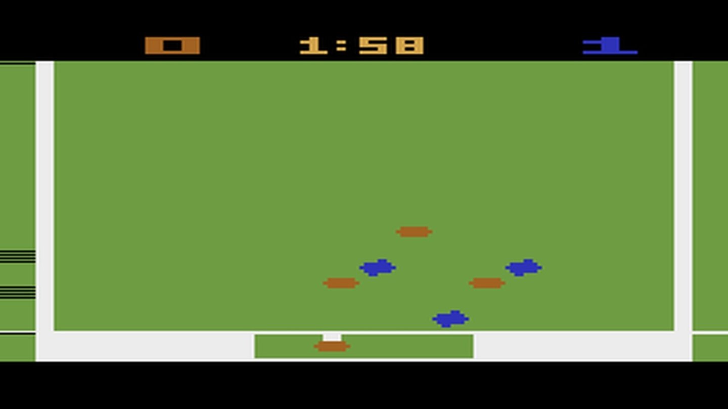 Championship SoccerDrei Jahre später kommt Farbe ins Spiel: In Ataris Championship Soccer befinden wir uns bereits auf grünem Rasen. Unsere Mannschaft besteht dabei noch aus drei Spielern und einem Torwart. Witzig: Nicht nur der Schwierigkeitsgrad des Atari 2600-Spiels lässt sich ändern, sondern auch die Spielergeschwindigkeit und die Tor-Größe.