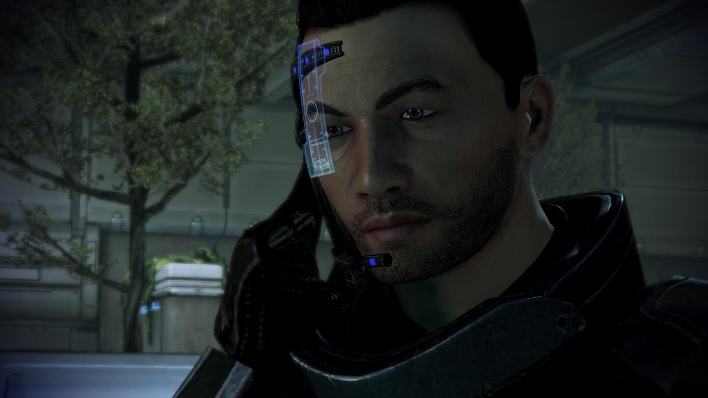 Mass Effect 3 - Shepard-Wettbewerb: Chris SpielmannCharaktername: Chris Shepard(...)Ich denke stets gerne zurück an den Kampf gegen die Sovereign!Der Moment, in dem die menschliche Flotte in den Kampf eingreift, den Rat und die Citadel retten und die Sovereign besiegt ist einfach nur episch! Ich liebe das Ende von Mass Effect und mir wären fast die Tränen gekommen als Garrus zurück sah und kein Shepard in Sicht war. Als sich der gute Shepard dann doch zeigte, kam große Freude in mir auf. Kein Spiel zuvor hat jemals so mit meinen Gefühlen gespielt. Ich habe mich immer bemüht gute Entscheidungen zu treffen und nur zu töten, wenn es keine andere Möglichkeit gab. Jede kleinste Nebenmission wurde abgeschlossen und ich freute mich bereits alle Leute des ersten Teils wiederzutreffen, zumal freute ich mich auf die Begegnung mit Gianna Parasini, da diese mir schließlich noch ein Bier schuldete!Auch war ich froh, als mir die Asari über das Wohlergehen der Rachni berichtete. Ich war froh über die Zerstörung der ersten Normandy, aber auch nur weil mir von den Entwicklern ein größeres und detailreicheres Schiff versprochen wurde. Ich hab mich immer gewundert wo die Leute schlafen und wo das Klo ist… Der Unbekannte kam mir immer mysteriös und geheimnisvoll vor, was ihn für mich sympathisch machte, auch wenn ich nicht mit seiner Vorgehensweise einstimmte, so zeigte ich doch Bewunderung für ihn.(...)Wie auch in Mass Effect 2 freute ich mich im dritten Teil auf die bekannten Charaktere, welche mir auch oft genug begegnet sind. Im allgemeinen war ich zufrieden mit dem dritten Teil, zumal Liara wieder in meiner Crew war und Garrus, Tali und Kaidan sich da auch wieder blicken ließen. Nur das Ende… Das Ende hat die Triologie enorm abgeschwächt. Ich hätte mich über ein Mass Effect 1 Ende gefreut, auch wenn Shepard nicht wieder aufgetaucht wäre und meine Crew traurig von dannen gezogen wären.