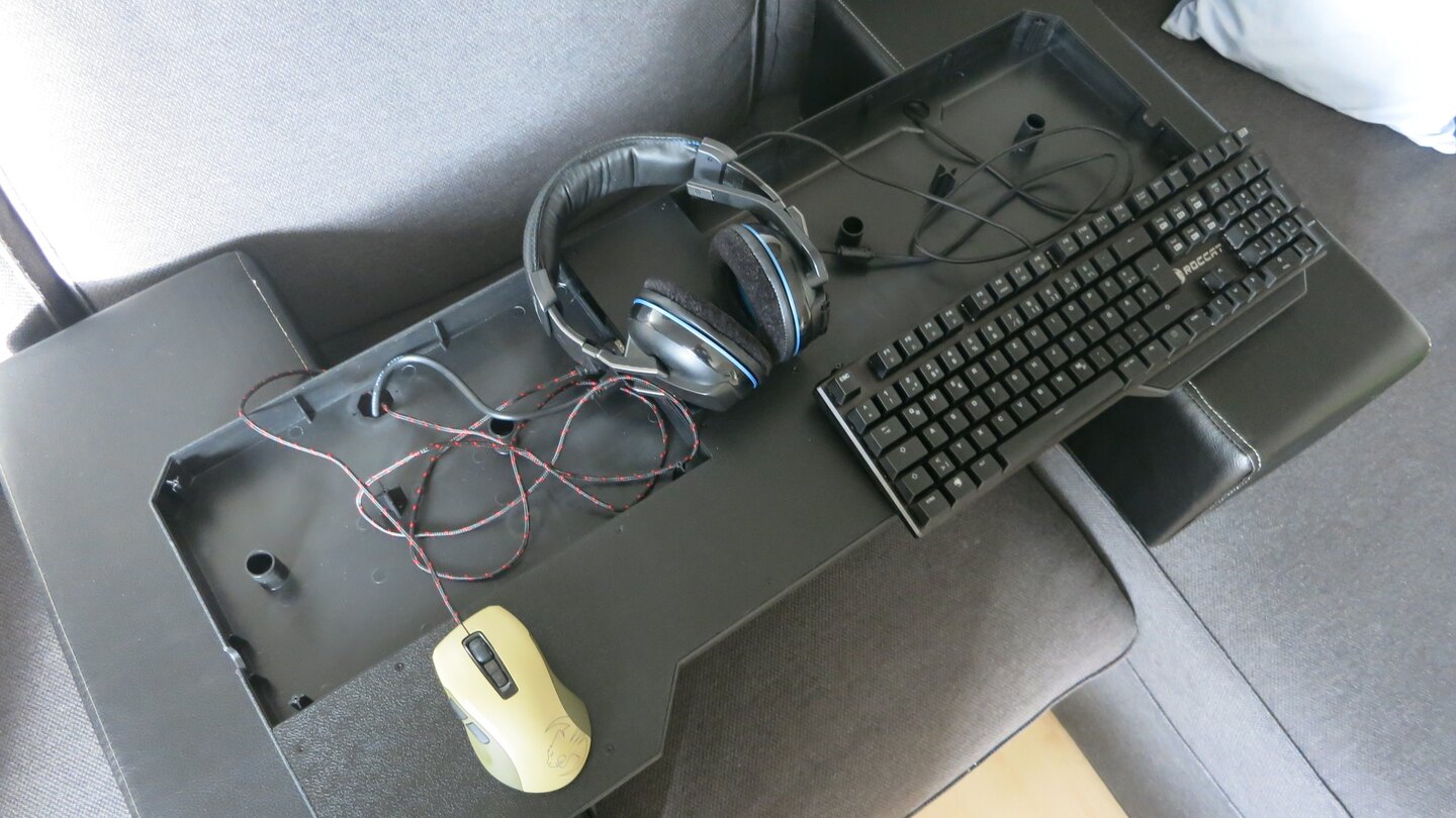 Um Peripherie wie Maus, Tastatur, Headset oder Gamepad mit dem Couchmaster zu verbinden, müssen Sie die beiden Abdeckungen auf der Rückseite entfernen und die Kabel durch die Öffnungen führen.