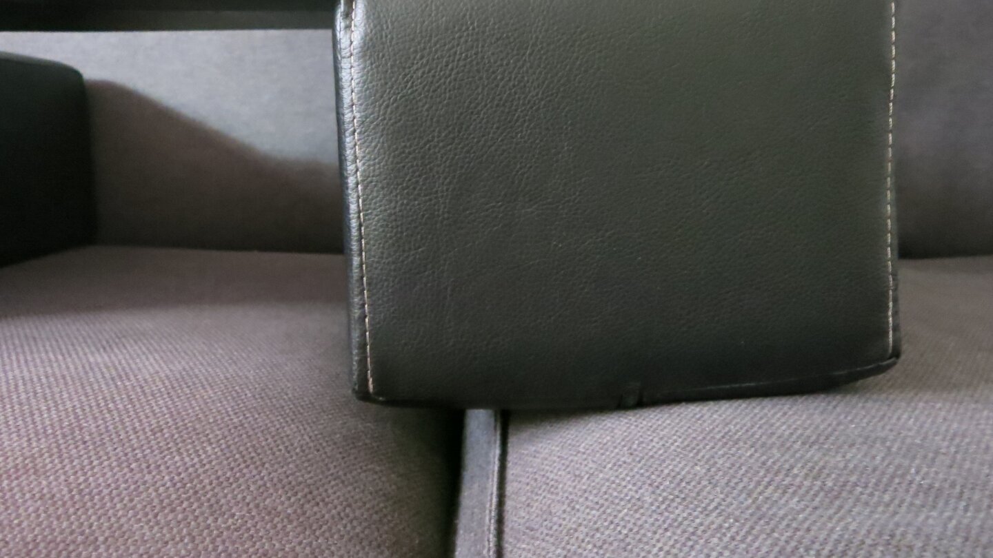 ...während gleichzeitig das Kissen auf der anderen Seite bei maximaler Auflagefläche des Lapboards etwas wackelig auf dem Übergang zwischen den beiden Sitzkissen liegt.