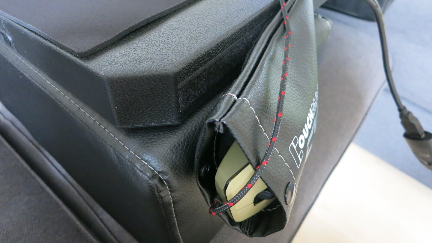 Wenn man den Couchmaster nicht mehr braucht, kann man die Maus in dieser per doppelseitigen Klettverschluss-Band befestigten Tasche unterbringen.