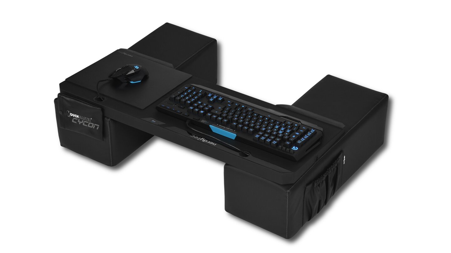 Der Couchmaster Cycon besteht aus zwei Kissen und einem Lapboard. In das Board ist ein USB 3.0-Hub integriert, der vier Anschlüsse bietet, nur einer davon ist direkt erreichbar.