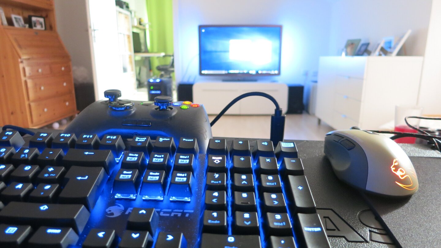 Das Spielen vom Sofa aus gelingt mit dem Couchmaster sehr gut, allerdings eignen sich nicht alle PC-Spiele für die vergleichsweise große Distanz, die normalerweise zwischen Sofa und TV liegt.