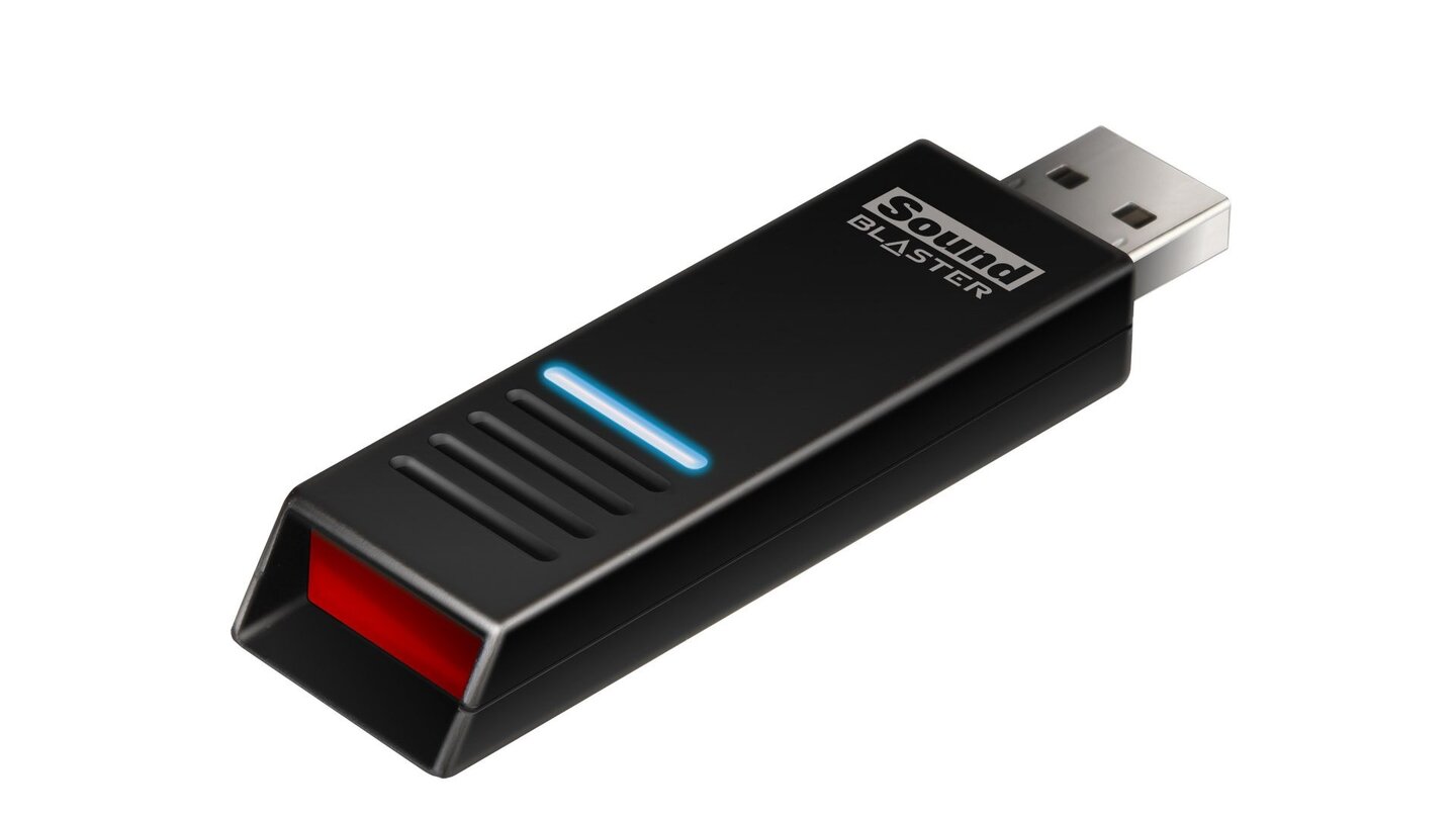Ein USB-Stick dient dem schnurlosen Soundblaster Tactic3D Rage als Sender und Empfänger.