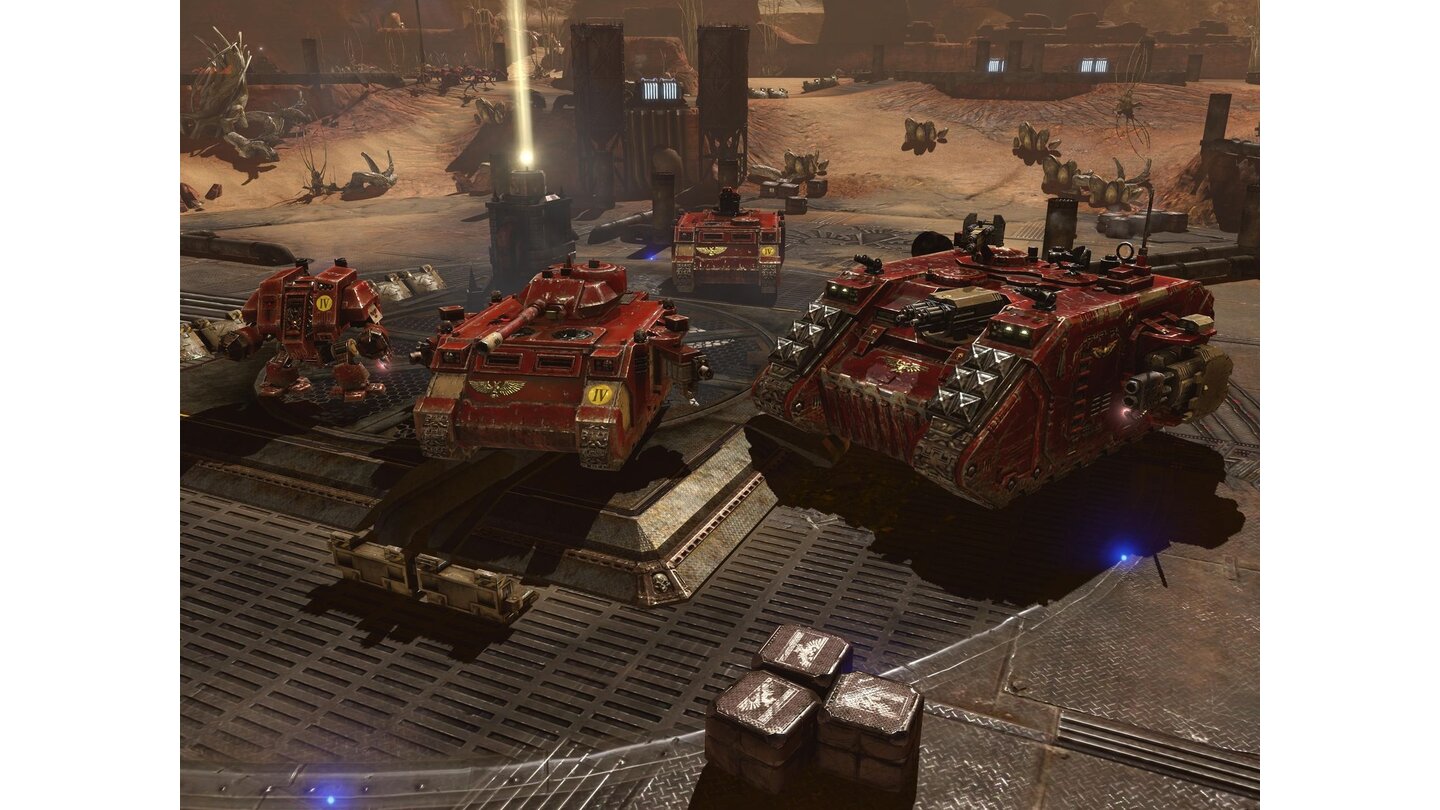 Dawn of War 2: RetributionDer Fuhrpark der Space Marines wird durch den Land Raider (rechts) ergänzt, der Truppen transportiert, heilt und nebenbei munter flammt.
