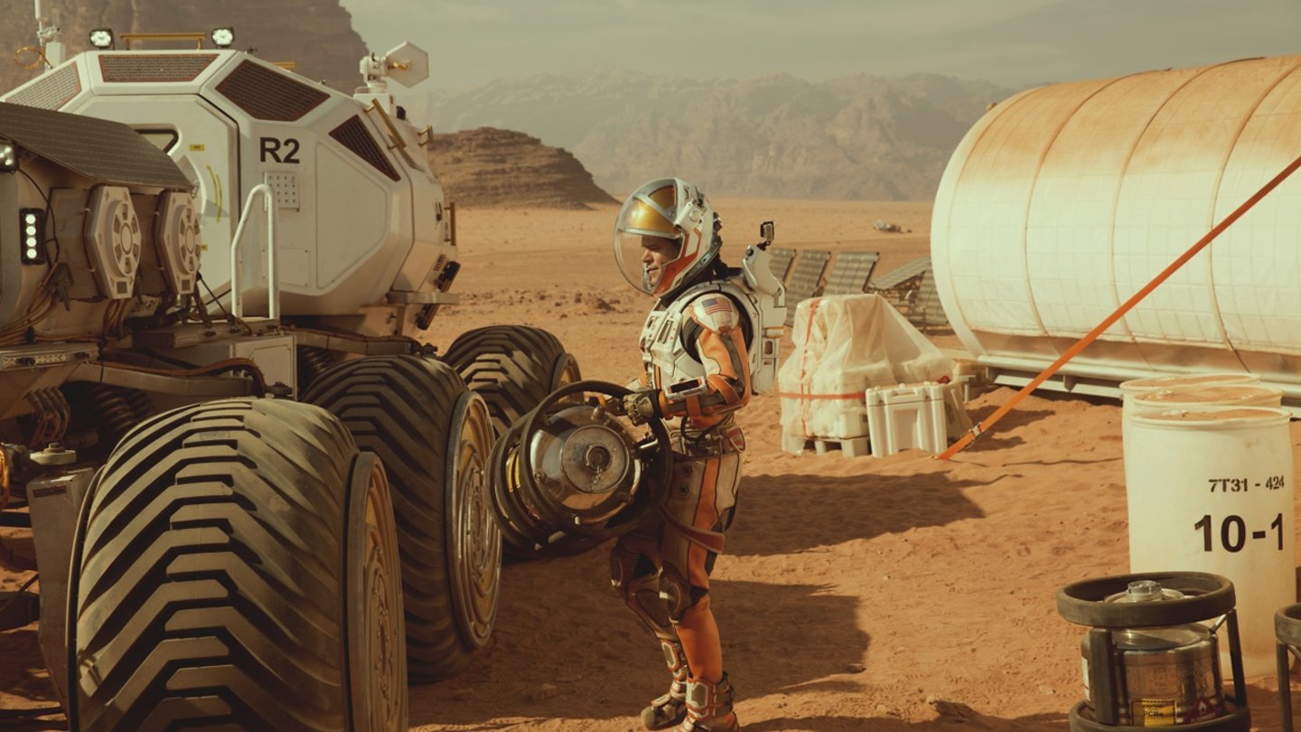 Der MarsianerMark (Matt Damon) muss den Rover modifizieren, um mit ihm auch längere Strecken fahren zu können.